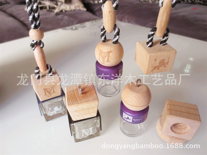 陈列着镀金的木雕牛头和神龛