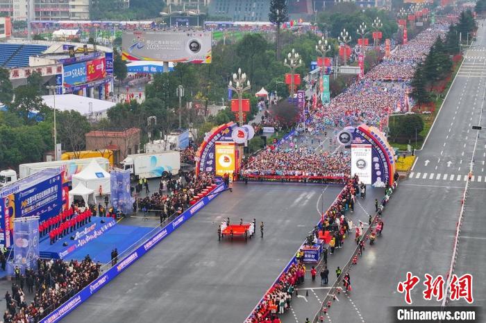 2025全国半程马拉松锦标赛第一站在四川仁寿鸣枪