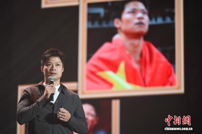 暨南大学为苏炳添举行退役仪式，双方互赠纪念