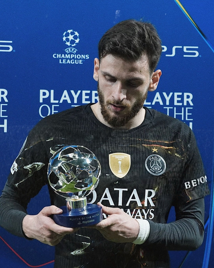 Kvara替补登场双响助球队2-2战平欧冠赛场