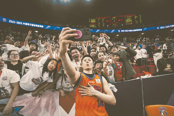 上海男篮常规赛横扫广东队十连胜 篮板优势成关