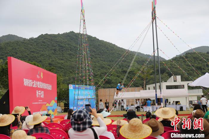 海南民族运动会攀椰竞速与秋千赛点燃竞技热情