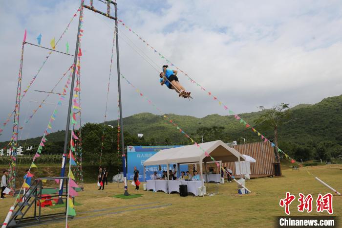 海南民族运动会攀椰竞速与秋千赛点燃竞技热情