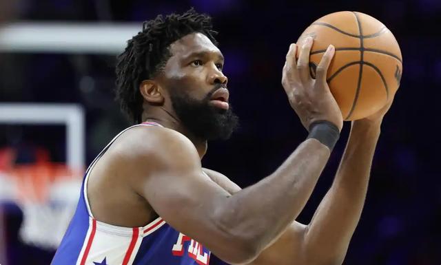 三巨头齐整助76人击退黄蜂，战绩追平老鹰暂列东