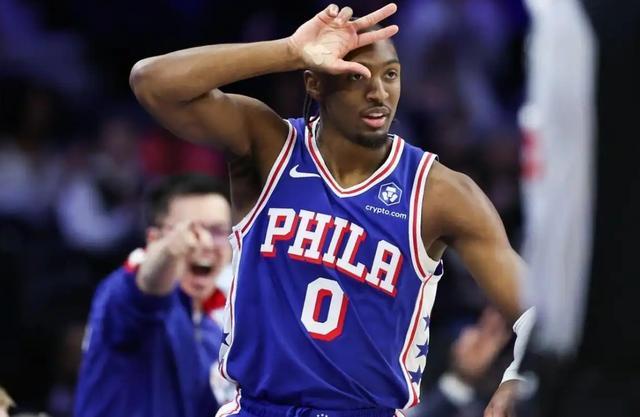 三巨头齐整助76人击退黄蜂，战绩追平老鹰暂列东