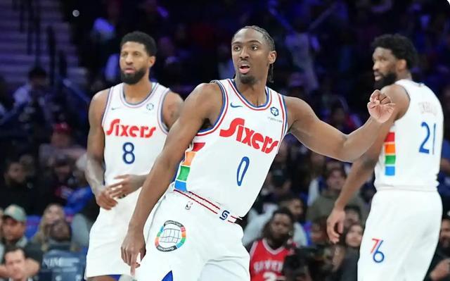 三巨头齐整助76人击退黄蜂，战绩追平老鹰暂列东