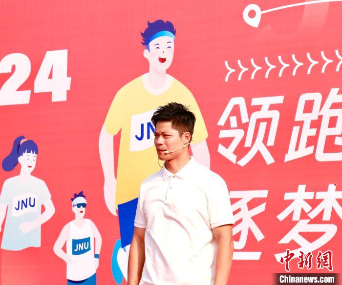 苏炳添现身暨南大学乐跑活动 传授热身秘诀助新