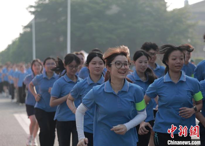 苏炳添现身暨南大学乐跑活动 传授热身秘诀助新