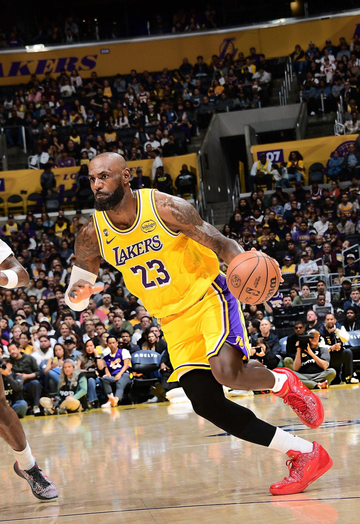 詹姆斯三双引领湖人狂胜奇才 三连胜刷新历史纪