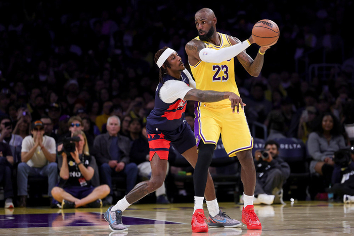 詹姆斯三双引领湖人狂胜奇才 三连胜刷新历史纪